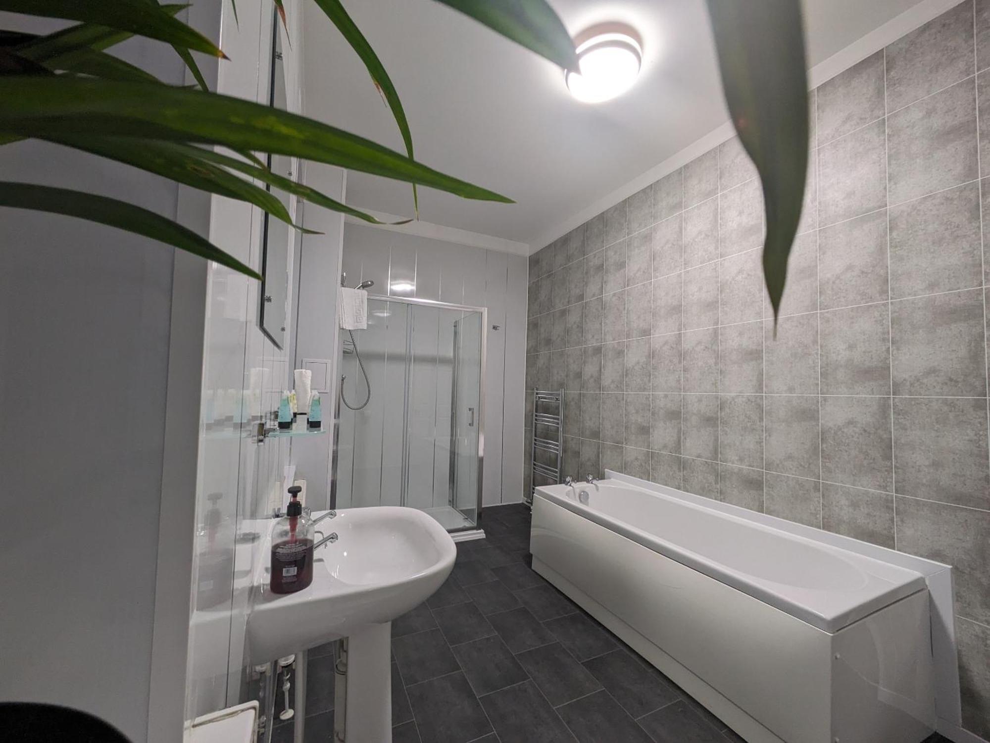 Hotel 33 *